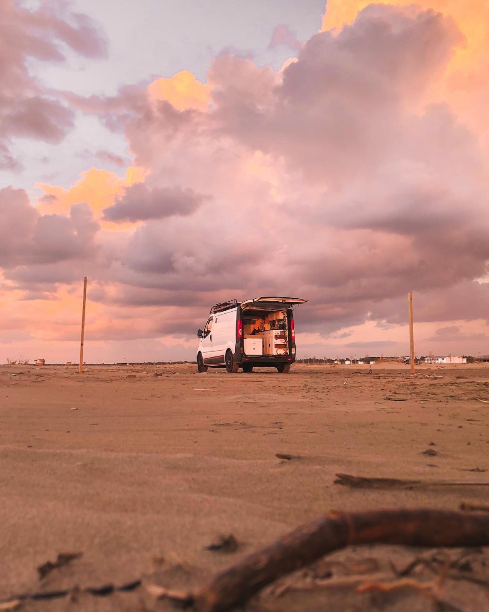Der Camper am Strand bei Sonnenuntergang