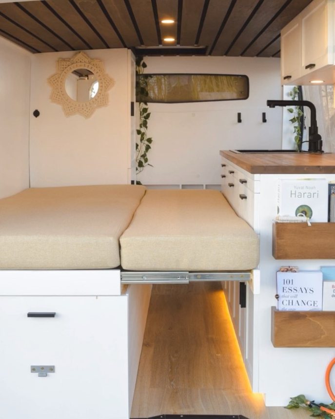 Ausziehbares Bett und Bücherregal