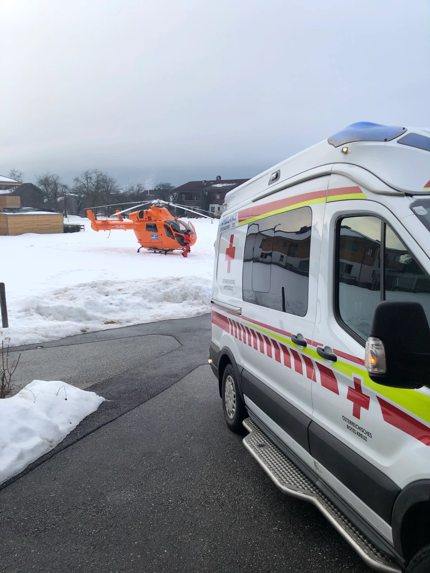 Übergabe an den Notarzthubschrauber im Winter