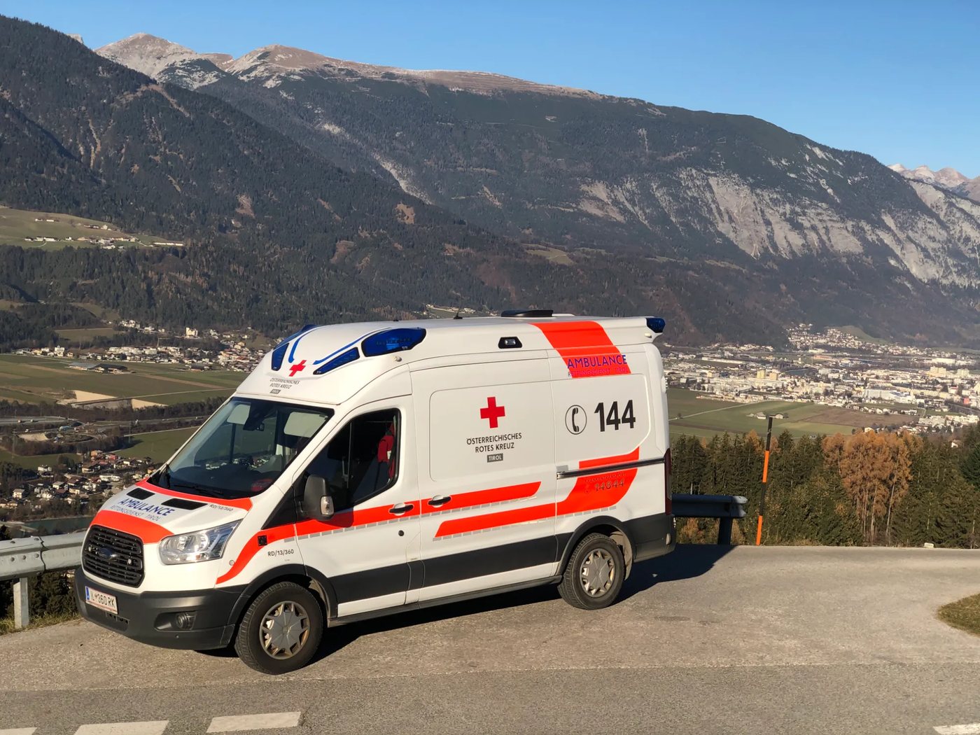 Rettungswagen über dem Inntal